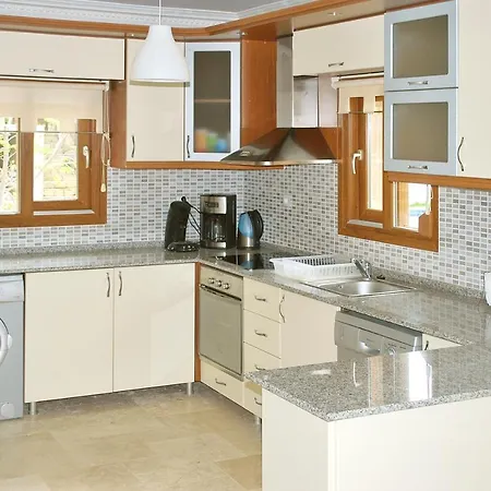 House With 4 Bedrooms In Kusadasi With Private Pool And Enclosed Garden 2 Km From The Beach Case de vacanță